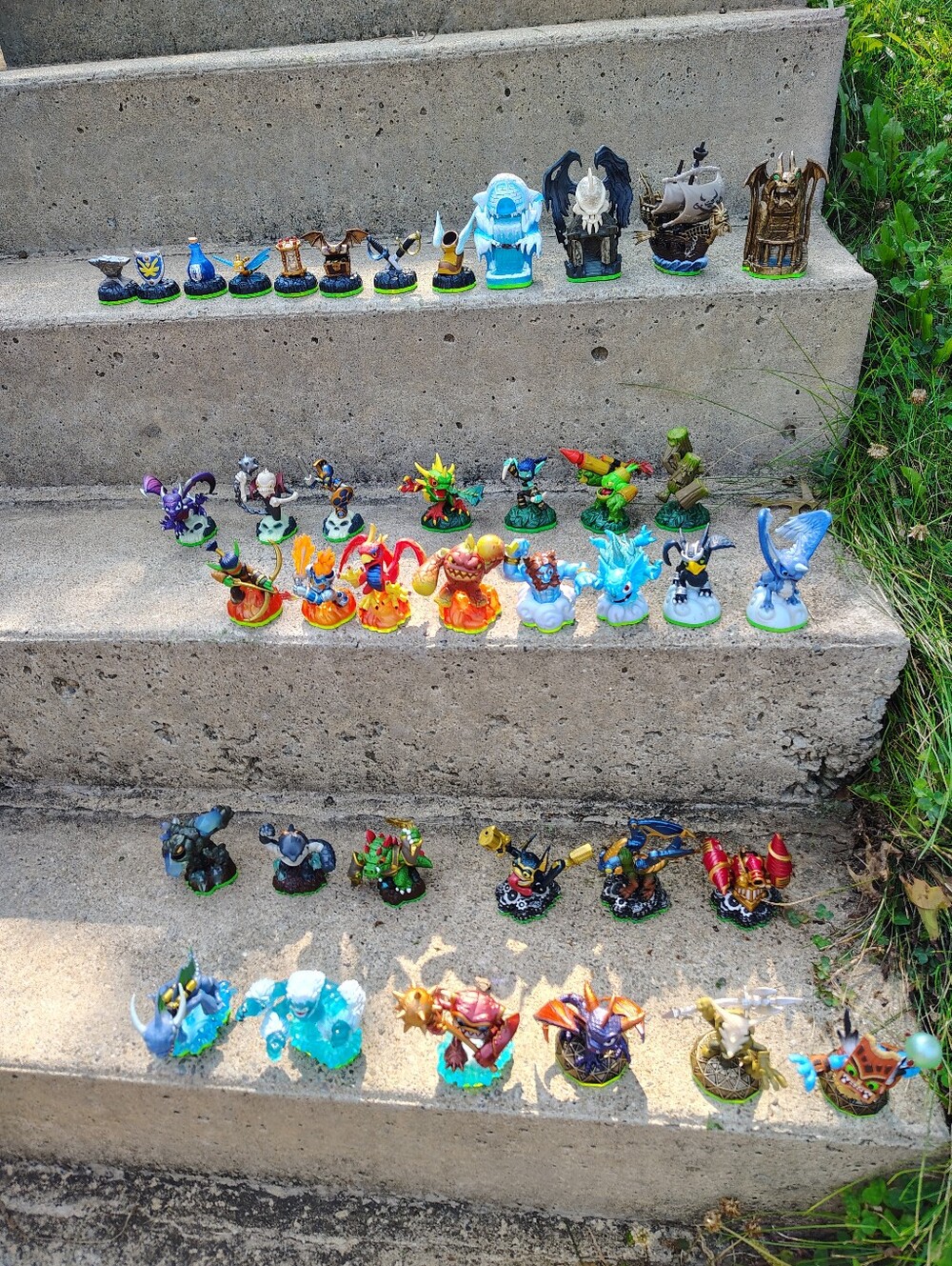 Skylanders Huge Lot of 35+ Figures Traps Vehicles Magic Items Mixed Characters